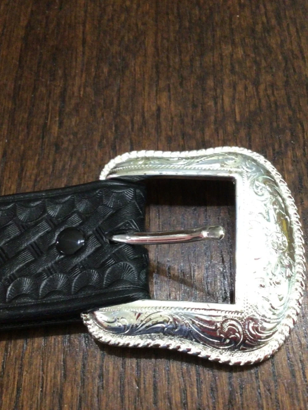 Genuine leather western belt with Silvertone buckle. Size 36.